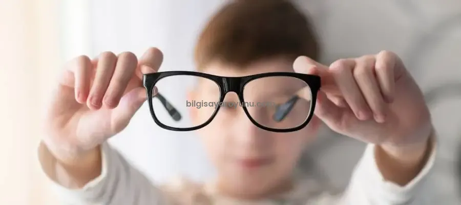 2050’de Her İki Kişiden Biri Miyop Olabilir: Sebebi Telefon Değil!
